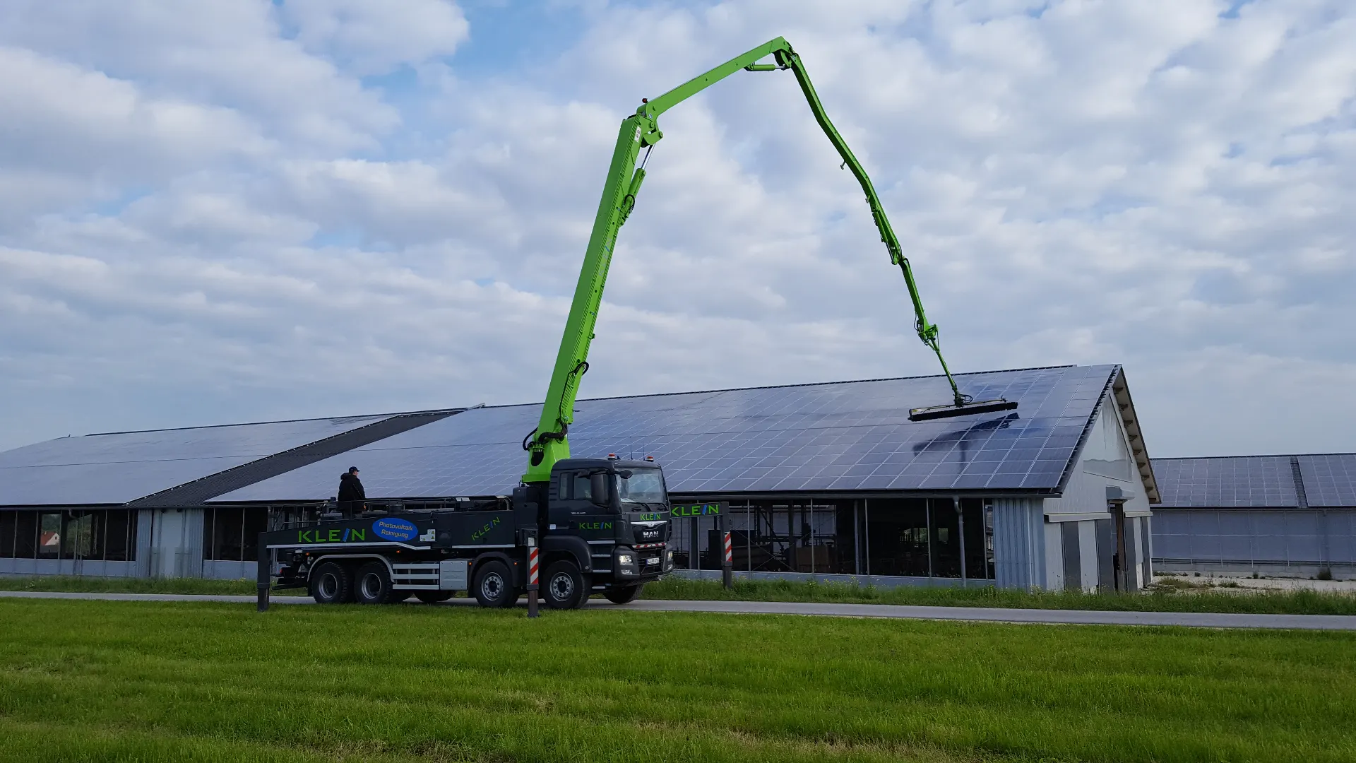 Photovoltaik-Reinigung vom Boden aus mit Service-Truck